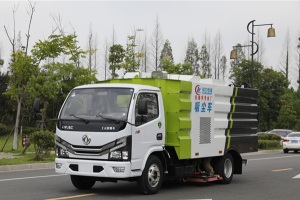 东风小多利卡5方吸尘车