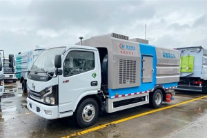 东风小多利卡5方吸尘车 新型后置